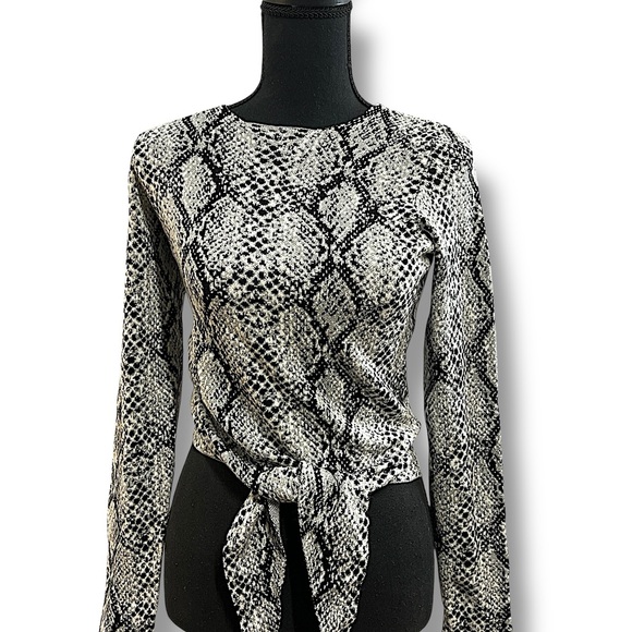 GUESS black and white Reptile Print cropped long sleeve tie front Sweater SM - Picture 15 of 15